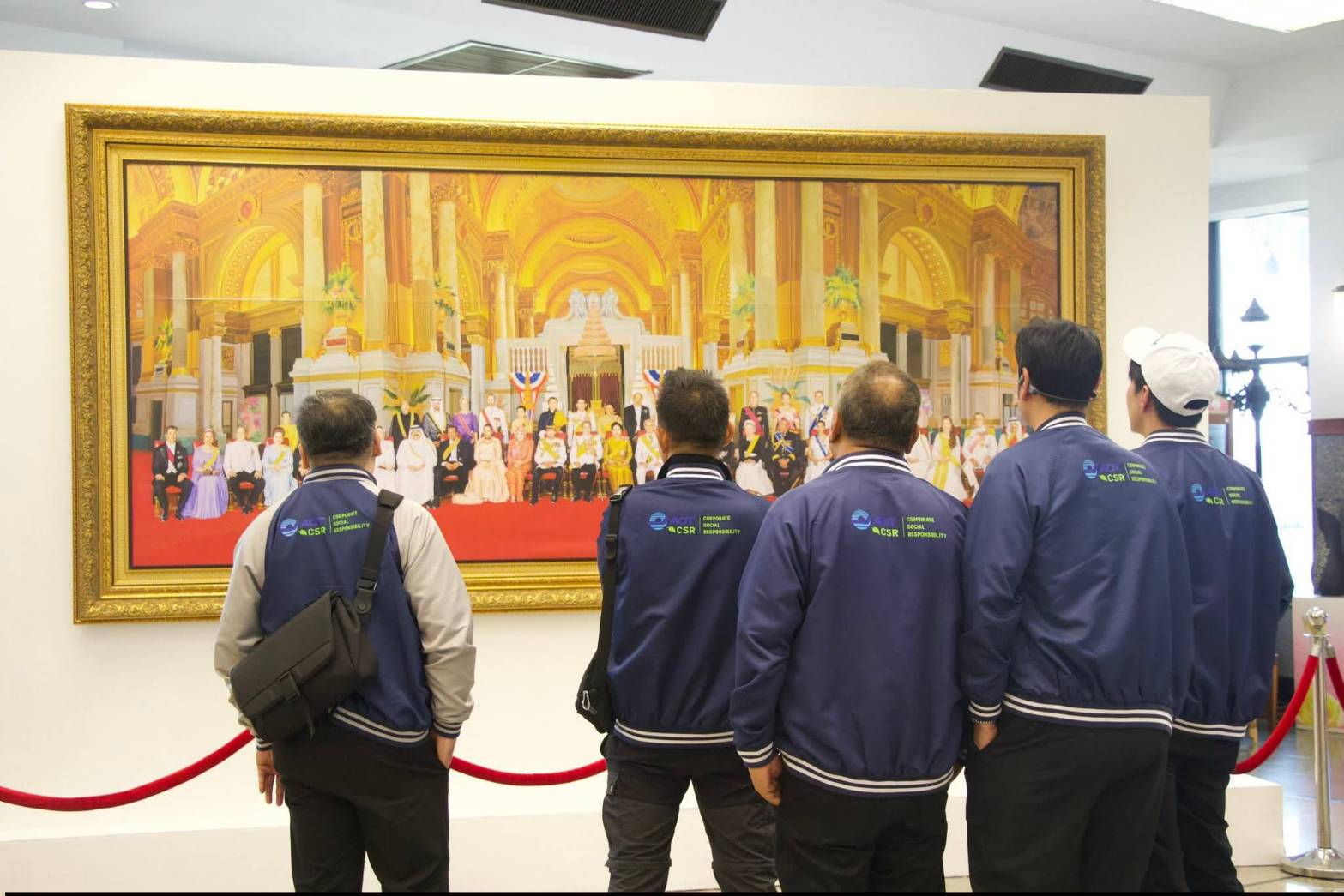 title - ผอ.ศพส. ให้การต้อนรับ ผอก.สกอญ. พร้อมด้วย คณะผู้เข้าร่วมสัมมนาเชิงปฏิบัติการฯ เข้าเยี่ยมชมแผนกฝึกอบรม และพื้นที่ภายในศูนย์ส่งเสริมและพัฒนาอาชีพเสริมนอกภาคการเกษตร